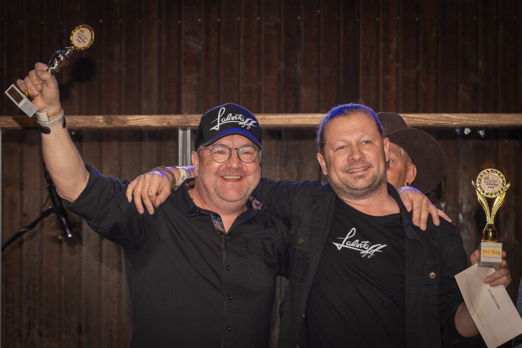 Zwei Männer mit Pokalen