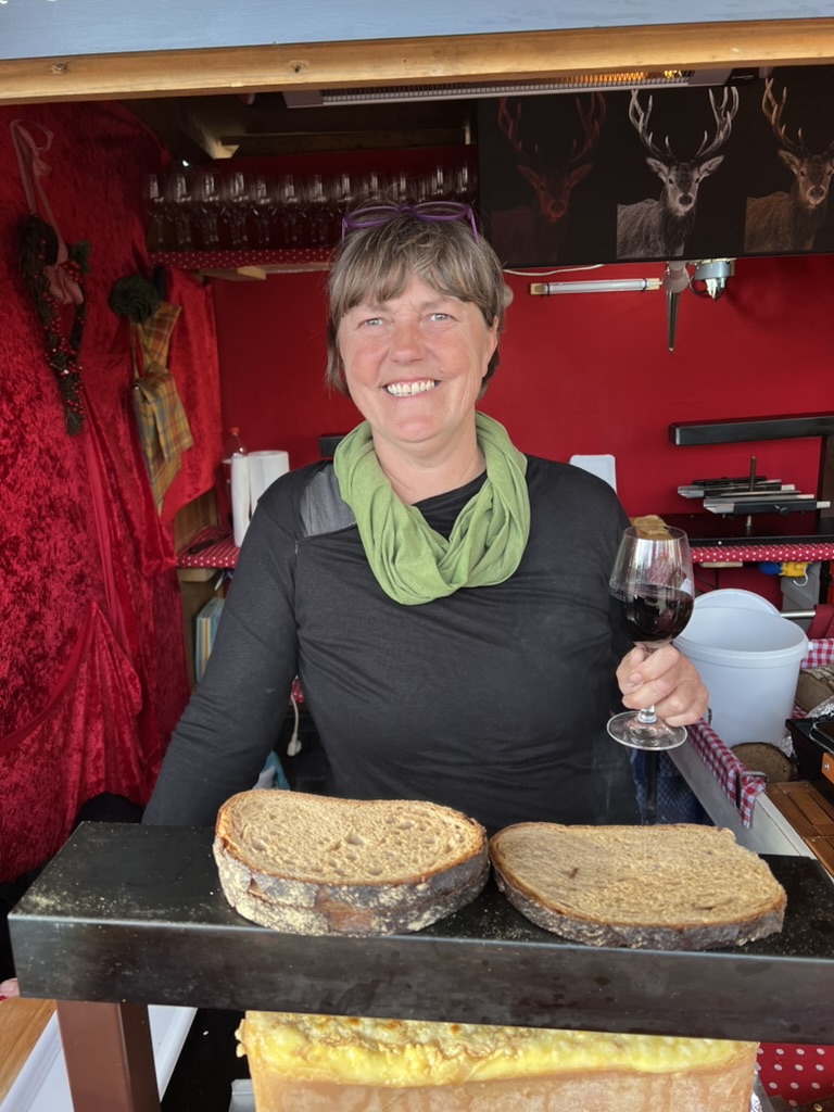 Frau mit Käse und Brot
