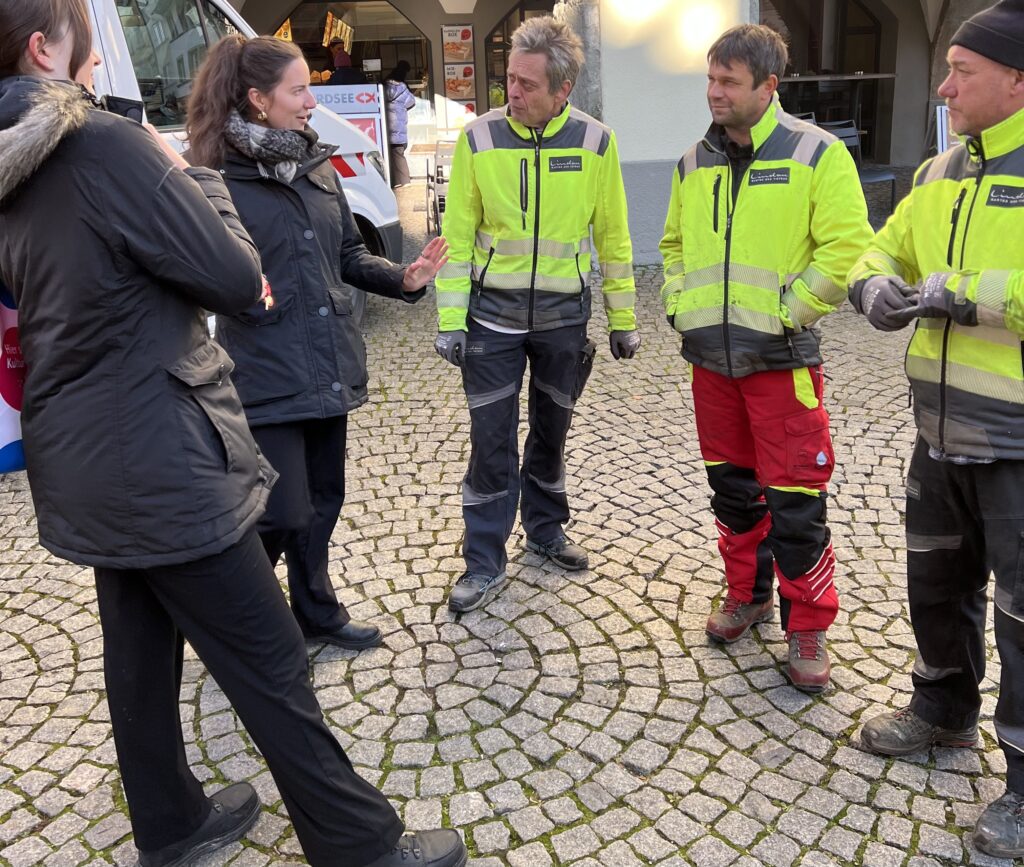 Fünf Personen im Gespräch