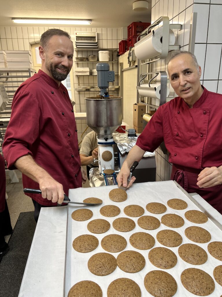 Zwei Männer am Backblech