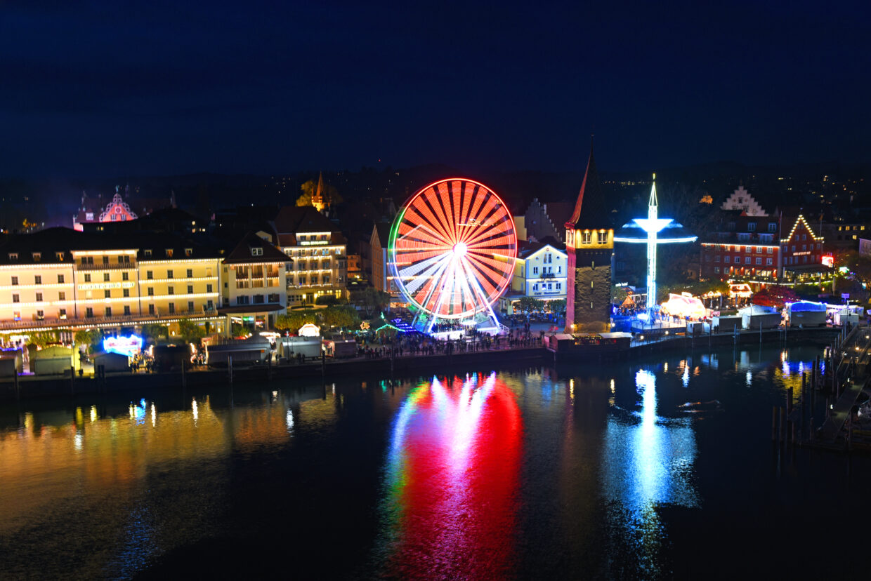 Blick auf den Jahrmarkt