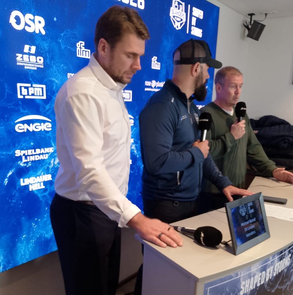 Drei Männer bei der Pressekonferenz.