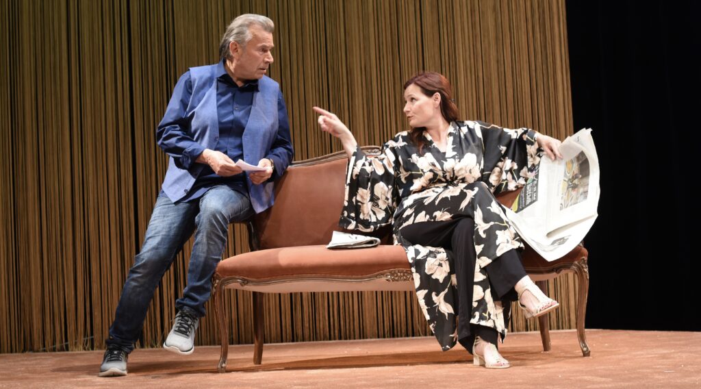 zwei Personen auf Sofa