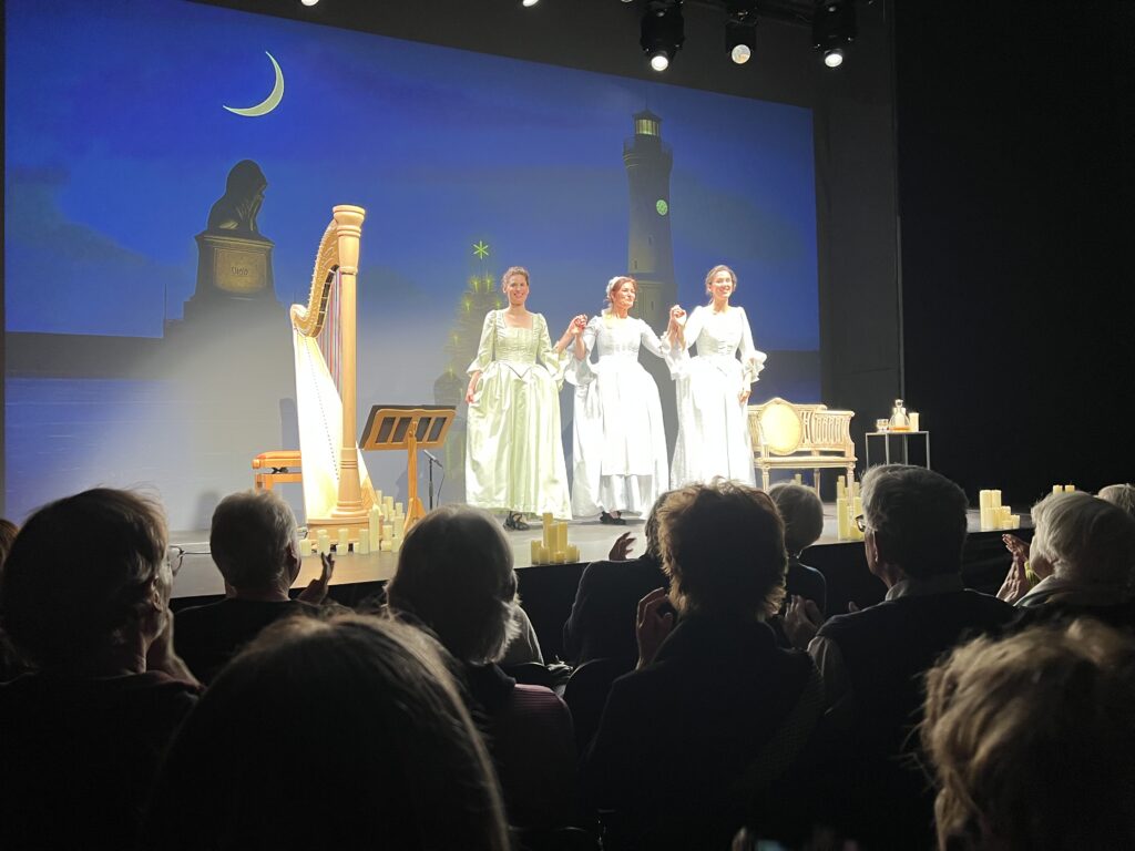 Drei Frauen auf der Bühne