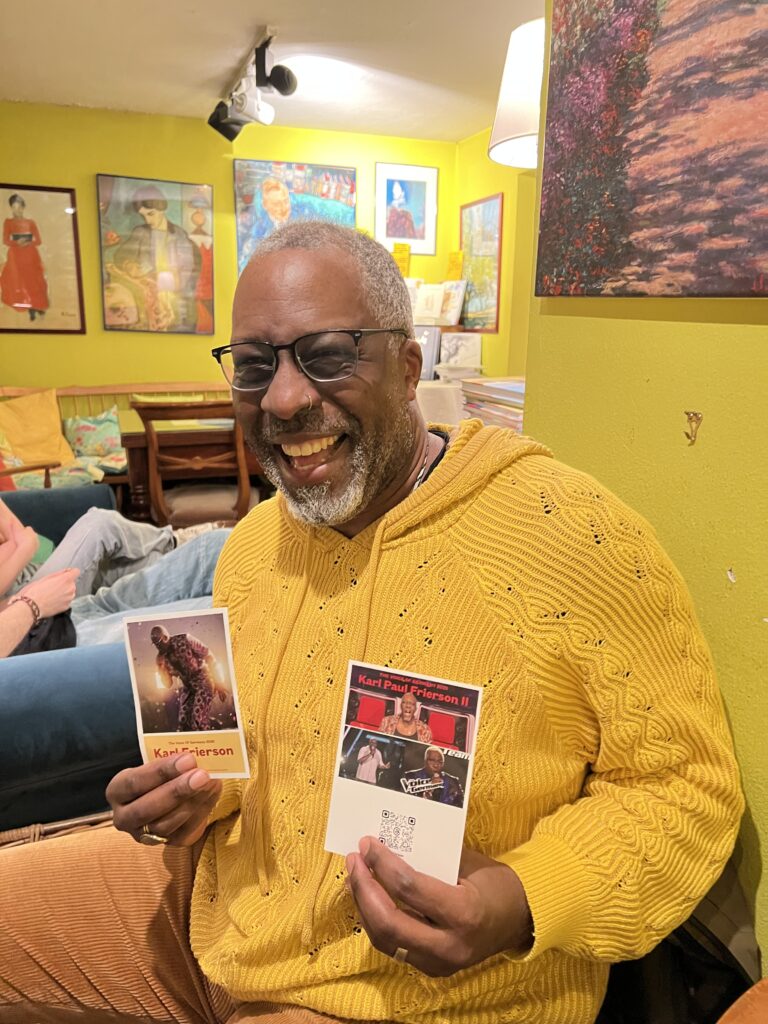 Mann mit zwei Karten