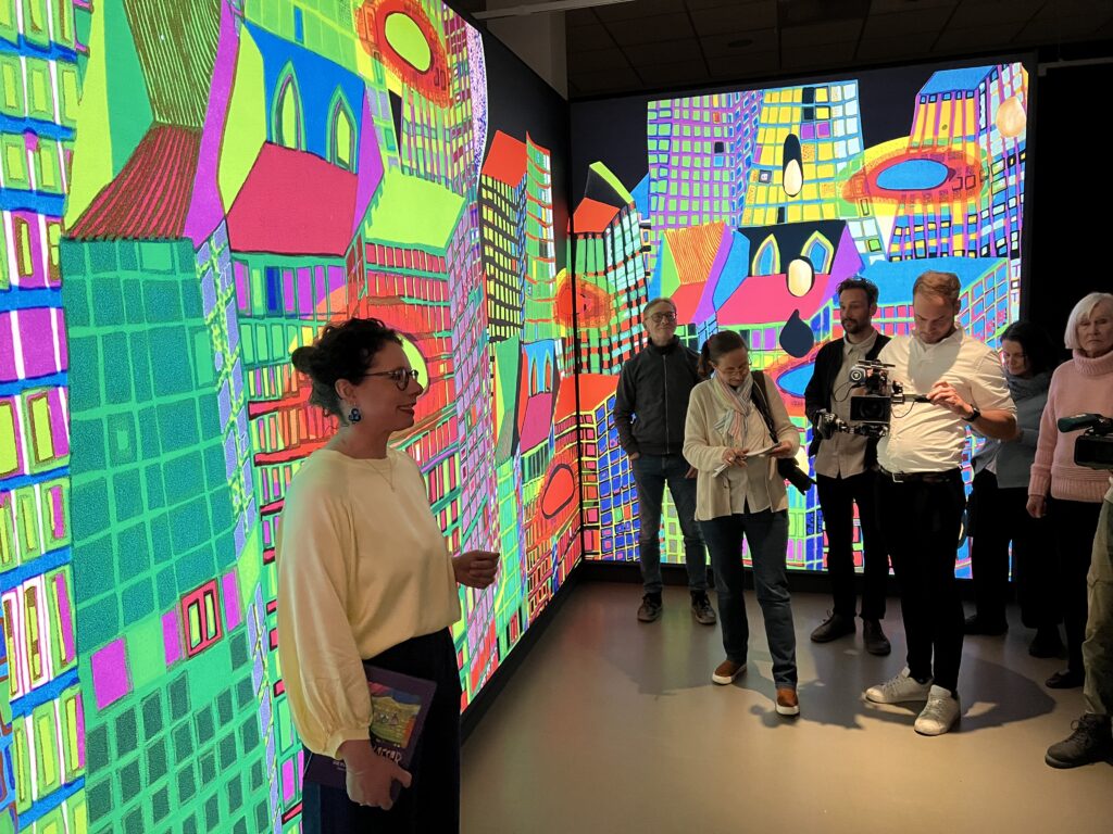 Menschen vor farbigen Kunstwerken