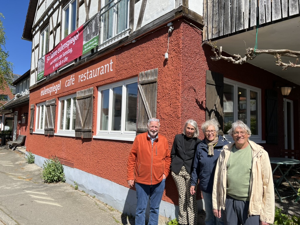 vier Personen vor dem Eulenspiegel