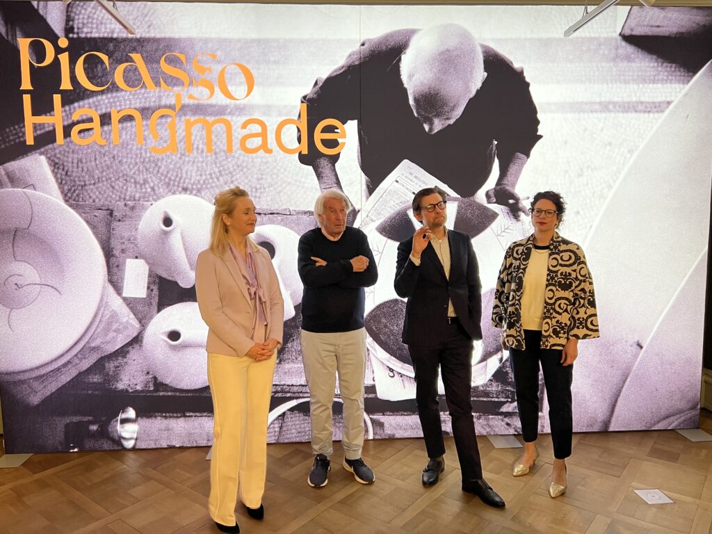 Vier Personen vor Picasso