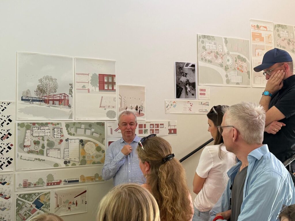 Personen im Treppenhaus