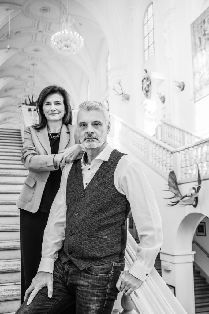 Zwei Menschen auf der Treppe