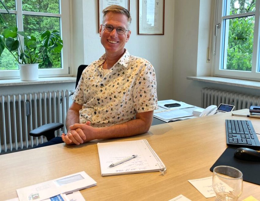 Ein Mann sitzt am Schreibtisch.
