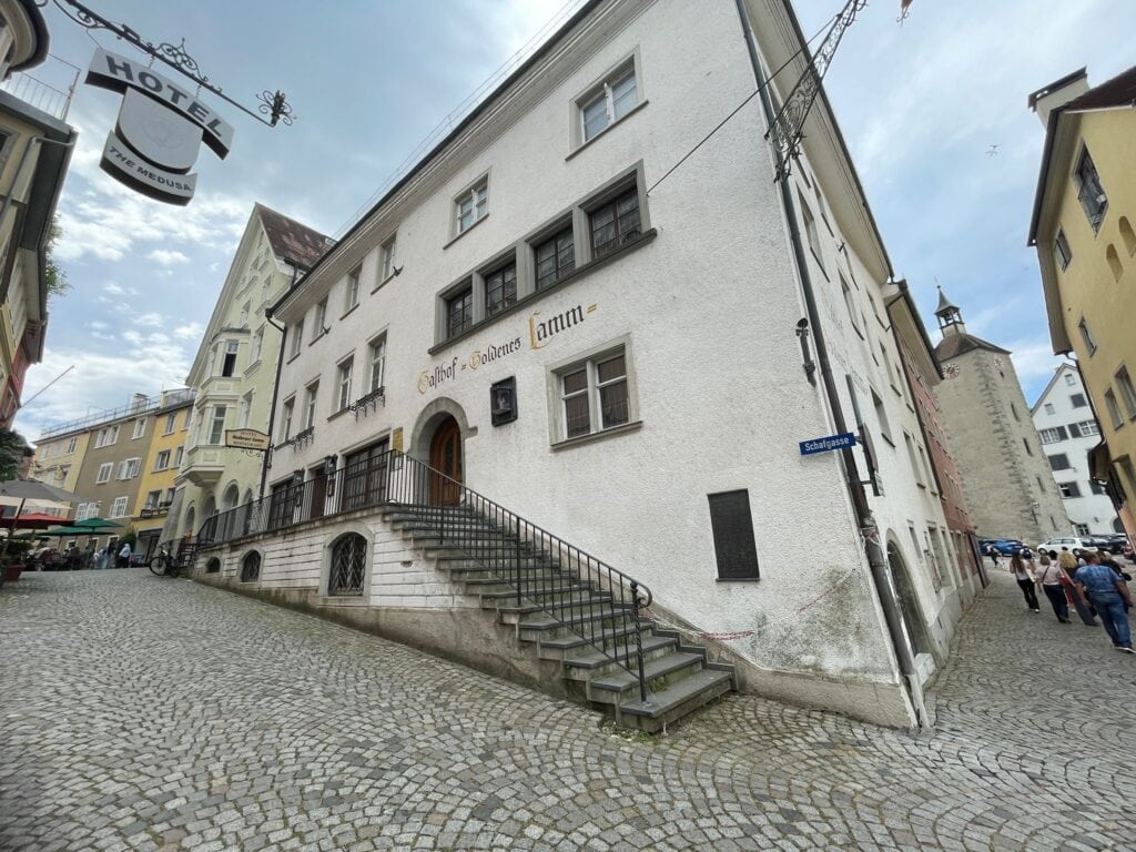 Ein großes, altes Gebäude.